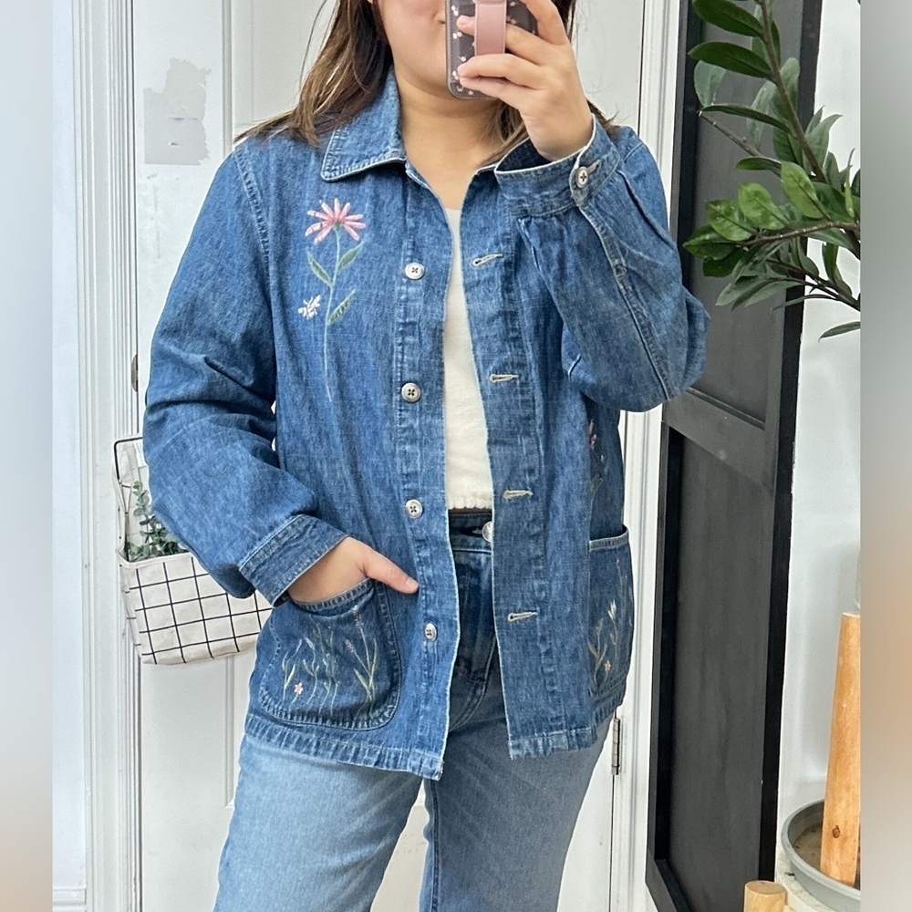 Vintage Chambray Buttoned Front Floral Jean Jacket. Size M